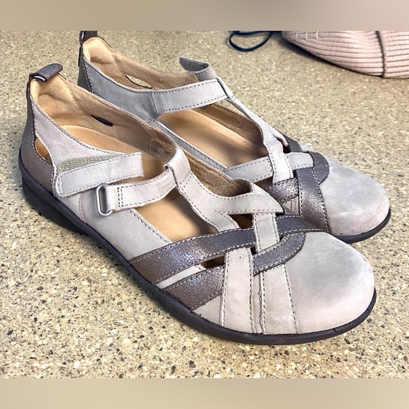 Earth Shoes - NWT Earth Women's Gray and Brown Flats genuine leather very comfortable.